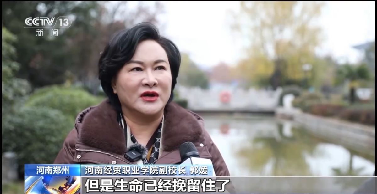 老师突然晕倒大一女生们分工救人 网友：冷静沉着的小姑娘